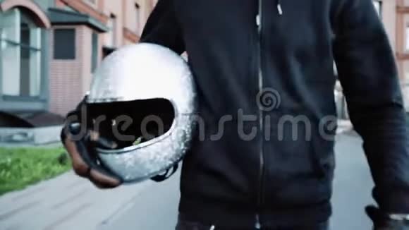 在一个大城市里骑摩托车的人骑着他那很酷的定制摩托车视频的预览图
