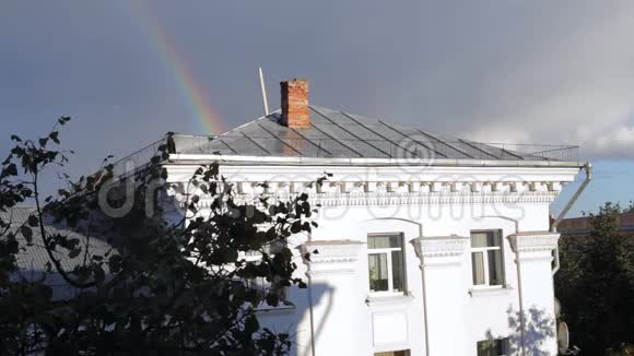 建筑物后面彩虹的一部分视频的预览图