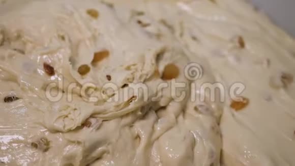 特写为金属碗中的葡萄干混合糕点营养食品概念库存录像生面团背景视频的预览图