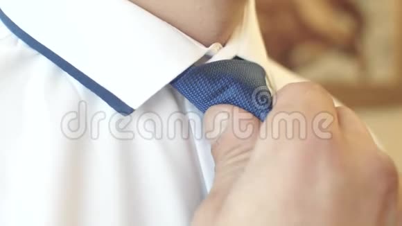 男人调整他的蓝色领带视频的预览图
