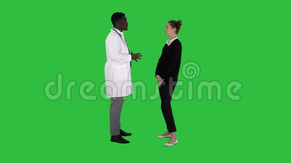 男性非洲医生在绿色屏幕上与女性患者交谈Chroma键视频的预览图