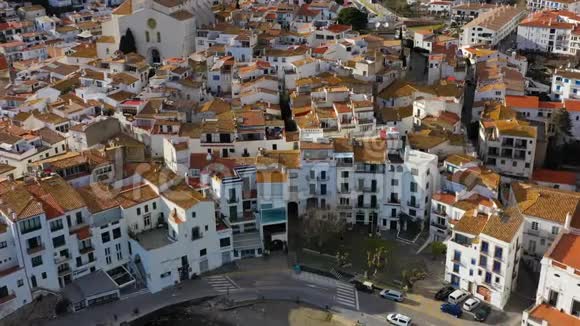 西班牙卡达克航空景观舒适美丽的房子街道和瓷砖屋顶无人驾驶摄像机的录像视频的预览图
