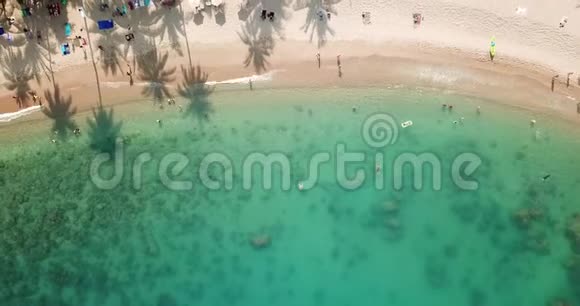 在泰国苏梅岛的珊瑚湾泳滩上方升起视频的预览图