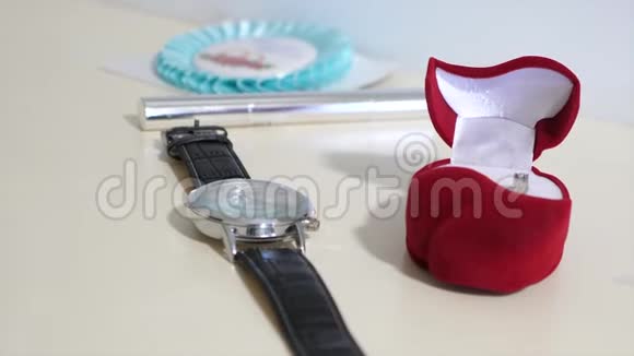新郎准备用金戒指向他的新娘求婚人从桌子上拿起钟来度假特写视频的预览图