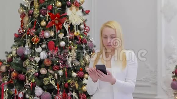 一位女士用一个便携式小工具观看社交网络而手里拿着一部智能手机对着明亮的灯光视频的预览图