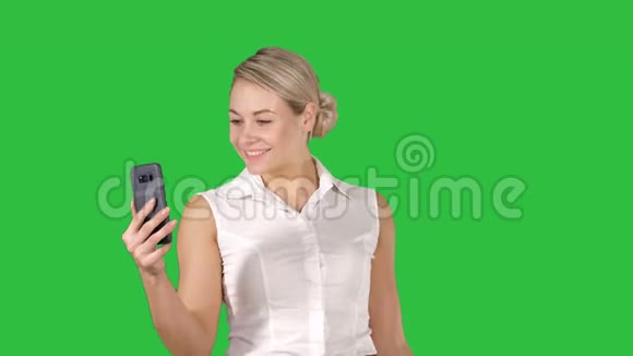 销售消费主义技术和人的概念拥有智能手机和购物袋的快乐年轻女性自拍视频的预览图