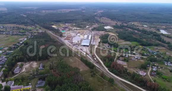 大型现代化锯木厂靠近森林鸟瞰仓库木材现代木工工厂鸟瞰图视频的预览图