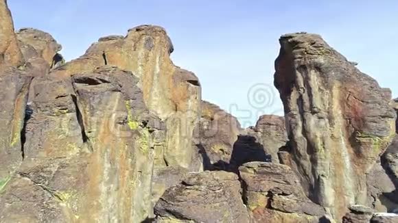 从爱达荷州南部沙漠地面升起的岩石尖顶的地质特征视频的预览图