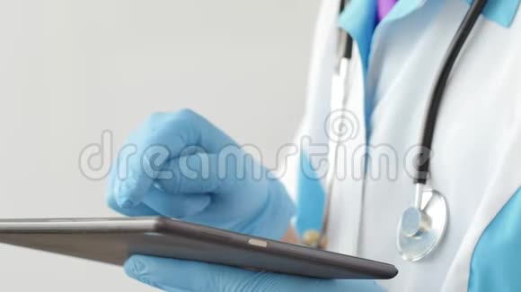 医生手在现代数码平板电脑上打字现代保健概念视频的预览图
