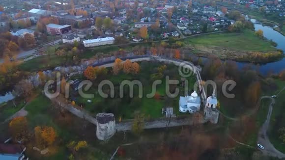 晚上飞越古堡堡堡普斯科夫地区空中视频视频的预览图