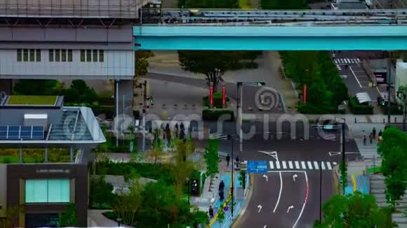 东京阿里亚克市城市街道的时间推移白天长镜头倾斜视频的预览图