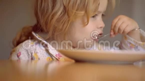 笑开心萌娃在厨房吃水果捣碎小男孩在厨房吃早餐童年视频的预览图