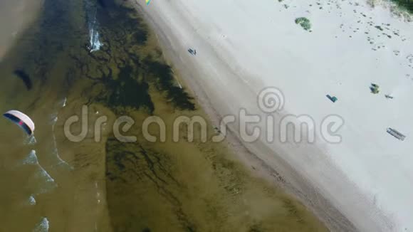 高空射击风筝板和风筝手的波罗的海拉脱维亚航空无人机顶景4k视频的预览图