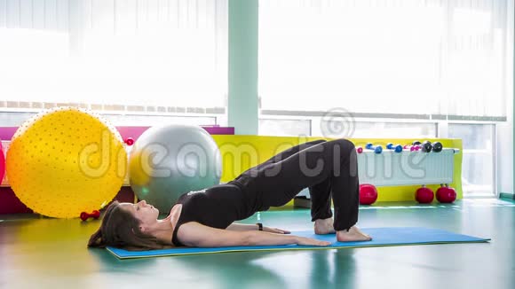 女人在健身垫上做呼吸练习视频的预览图