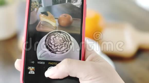 女性用现代智能手机拍照食物视频的预览图