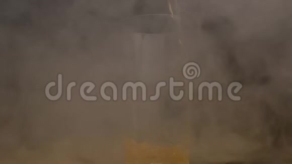 在烟雾中旋转玻璃注入新鲜苹果汁特写4K苹果酒视频的预览图