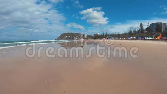 伯利海滩帐篷海潮波和海景热门海滨度假目的地视频的预览图