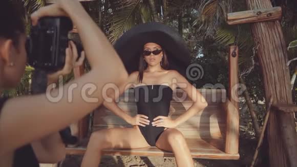 女模特摆在女摄影师的躺椅上视频的预览图