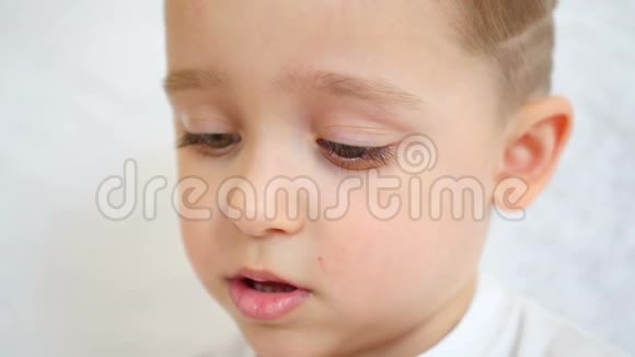 男孩脸是特写的孩子表现出中立的情绪一张忧郁的脸视频的预览图