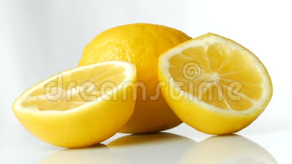 白色背景上成熟的新鲜多汁的黄柠檬女人手拿熟柠檬视频的预览图