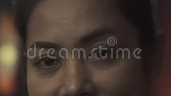 泰国按摩师漂亮的眼睛视频的预览图