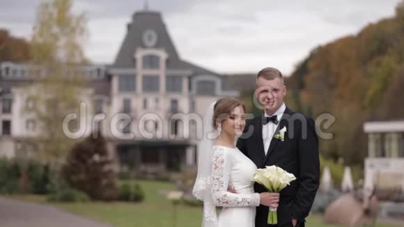 新婚快乐在公园散步优雅的新娘和伴郎视频的预览图