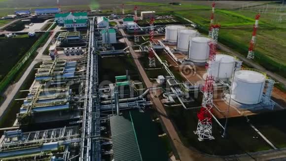 有鸟瞰管道的炼油厂综合体视频的预览图
