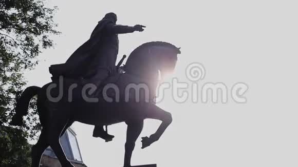 一个骑在马背上的人在阳光下的雕像视频的预览图