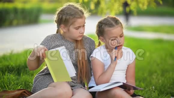 可爱的女孩一起在户外做作业他们在放学后获得知识视频的预览图