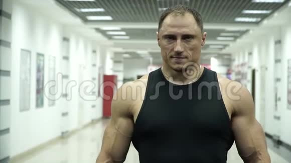 健身房肌肉教练的画像视频的预览图