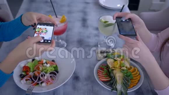 减肥食品智能手机上的女朋友在健康期间为社交媒体拍照蔬菜和水果沙拉视频的预览图