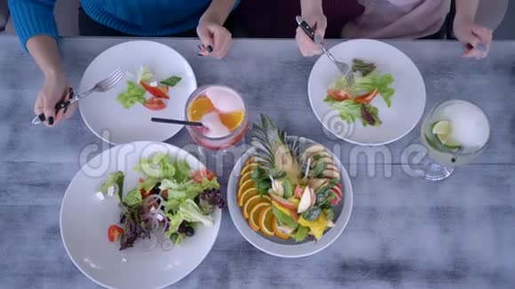 提供健康食品和杯状果汁的餐桌吃饭的人手拿餐叉靠近餐盘视频的预览图