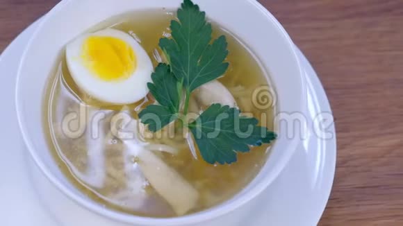 鸡汤加面鸡蛋和青菜放在白碗里视频的预览图