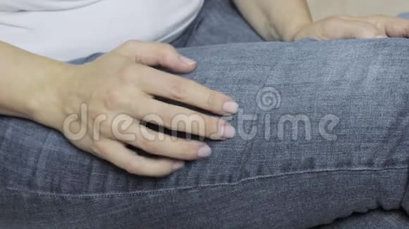 紧张的女人用手指敲击她的腿不耐烦和期待的概念视频的预览图