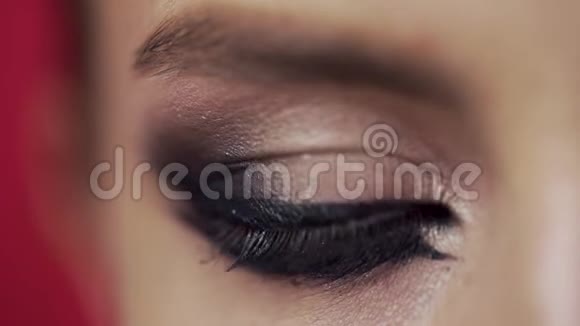 在女人的眼皮涂上闪光剂做晚间化妆眼睛化妆化妆师的工作特写视频的预览图