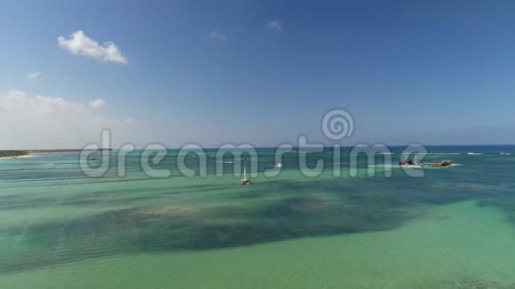 多米尼加共和国蓬塔卡纳的热带度假海滩度假胜地的空中景色海上双体船和快艇视频的预览图