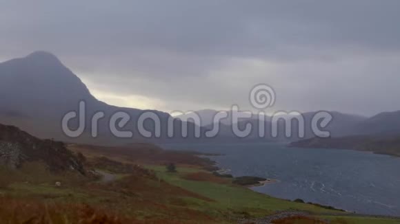 本莫尔在苏格兰北部的萨瑟兰一个暴风雨的早晨11月的前景是洛赫视频的预览图