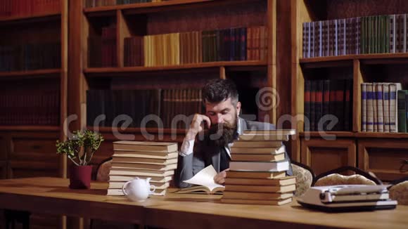 那个留胡子的人在图书馆看书科学的概念视频的预览图