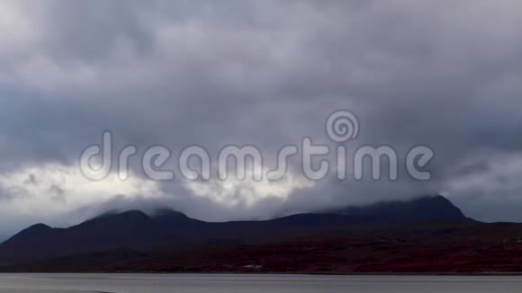 本莫尔在十一月从苏格兰萨瑟兰河口出发的一个暴风雨的早晨视频的预览图