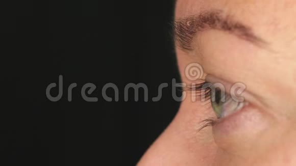 女人眨着眼睛极端的特写侧视女性脸眨眼睛视频的预览图