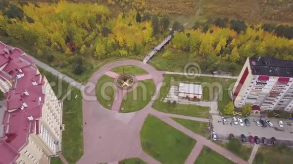 鸟瞰近郊现代民居公园附近有黄树大自然在秋天剪辑视频的预览图