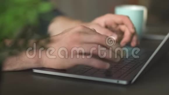 男性手在笔记本电脑上打字的特写穿着整齐的男性手长而粗壮的手指在笔记本电脑上发短信视频的预览图