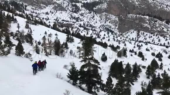 登山者在雪天徒步旅行视频的预览图