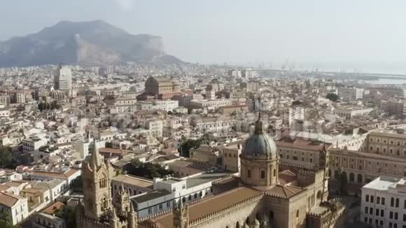 俯瞰西班牙中部的塞戈维亚小历史城市行动从空中俯瞰老城区和大教堂视频的预览图