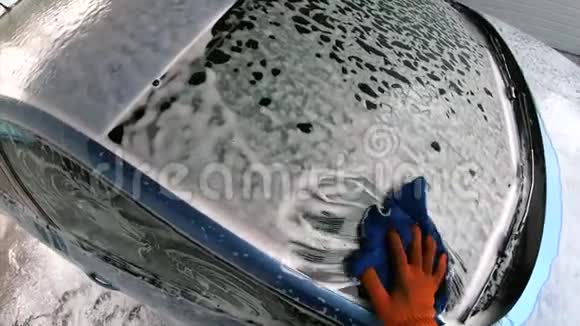 年轻人洗了车后用布洗发水擦拭视频的预览图