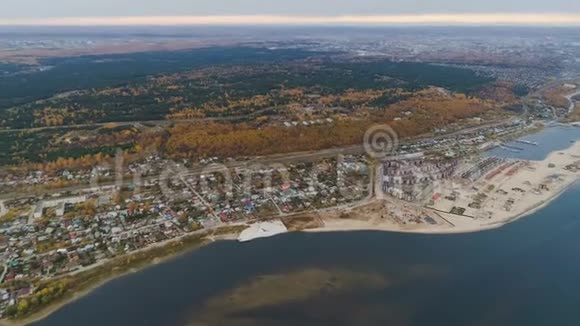 湖畔松桦林畔的空中全景城市视频的预览图