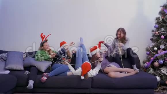 五个女朋友在家玩得很开心视频的预览图