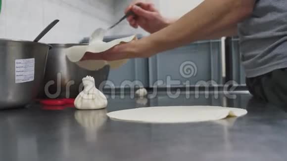 厨师用干酪做卡其卡利格鲁吉亚美食现代餐厅的食物准备农场视频的预览图