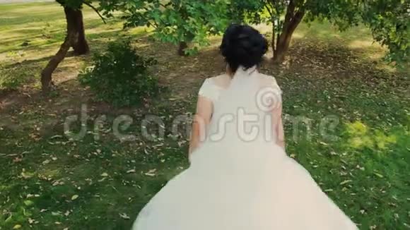 城市公园里美丽的新娘视频的预览图