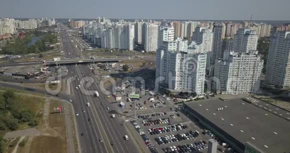 奥索科基和波兹尼亚基区城市景观鸟瞰图基辅路和现代摩天大楼4k4096x2160视频的预览图